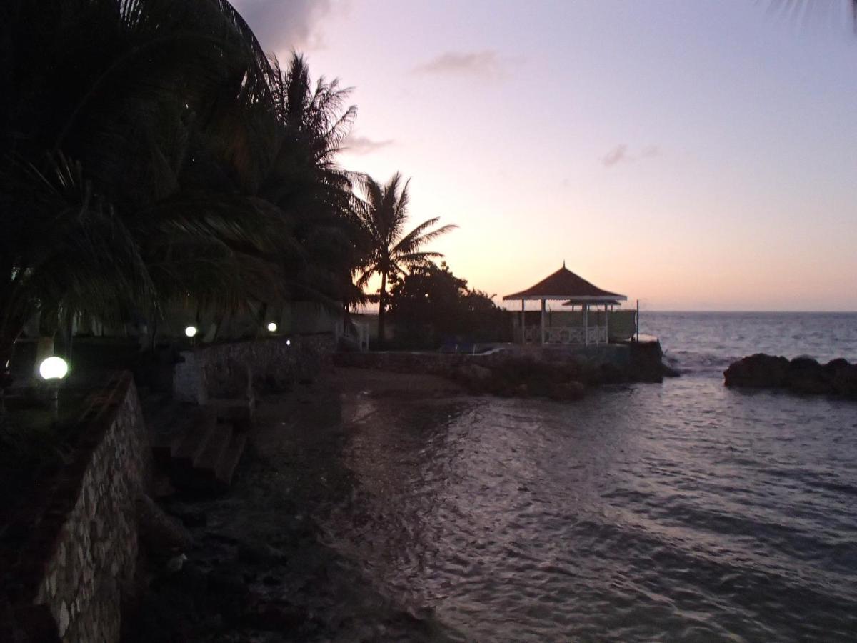 Chrisanns Beach Resort Ocho Rios Exterior foto