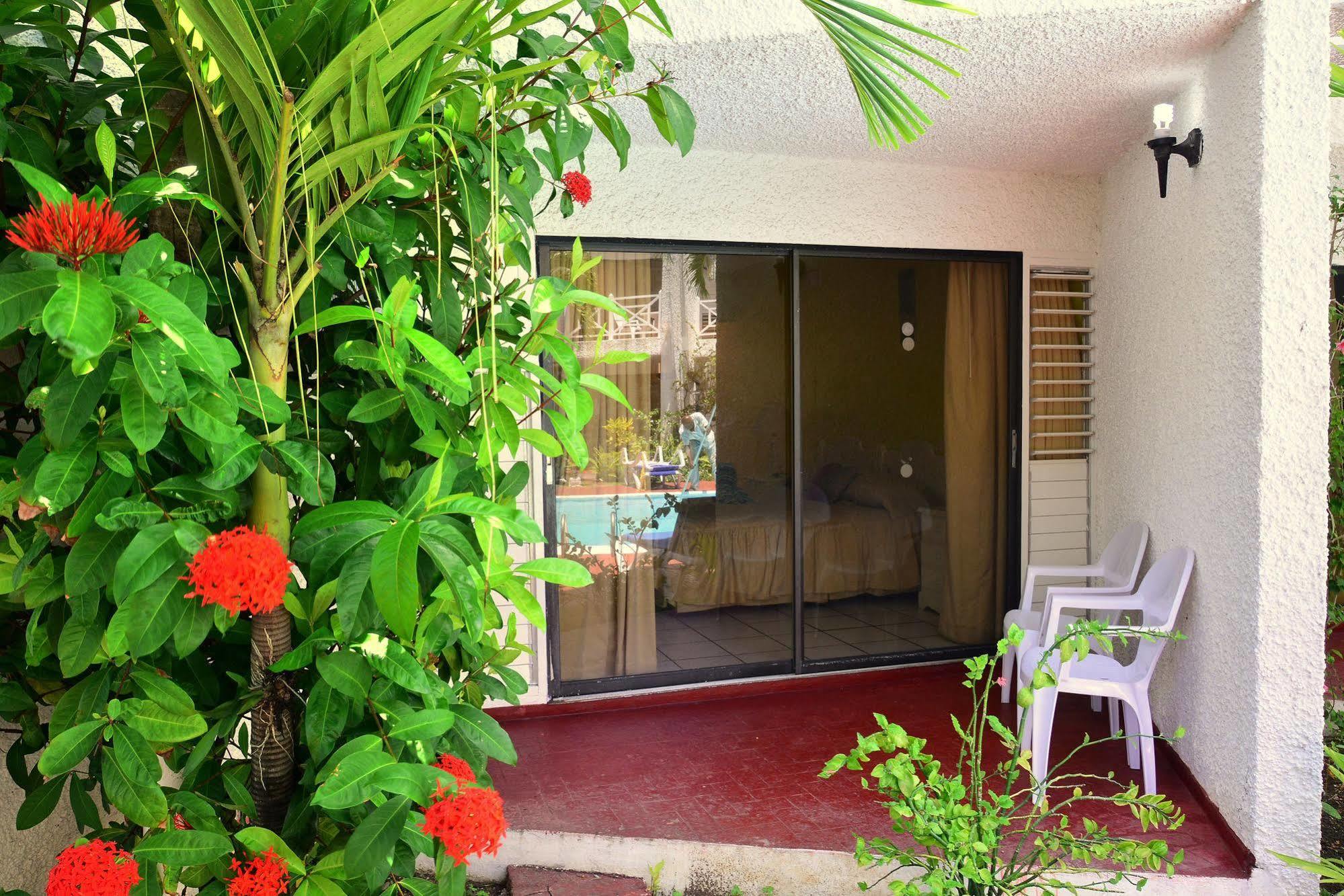 Chrisanns Beach Resort Ocho Rios Exterior foto